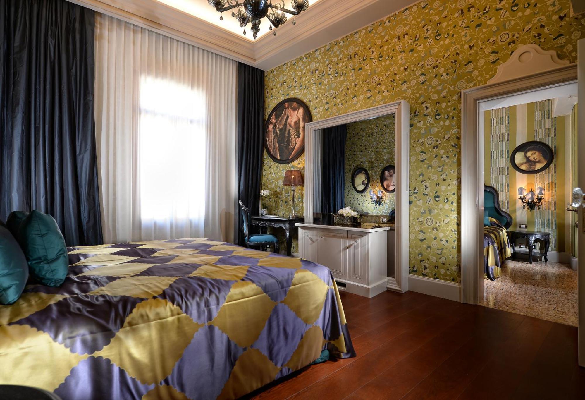 Suite with Canal View